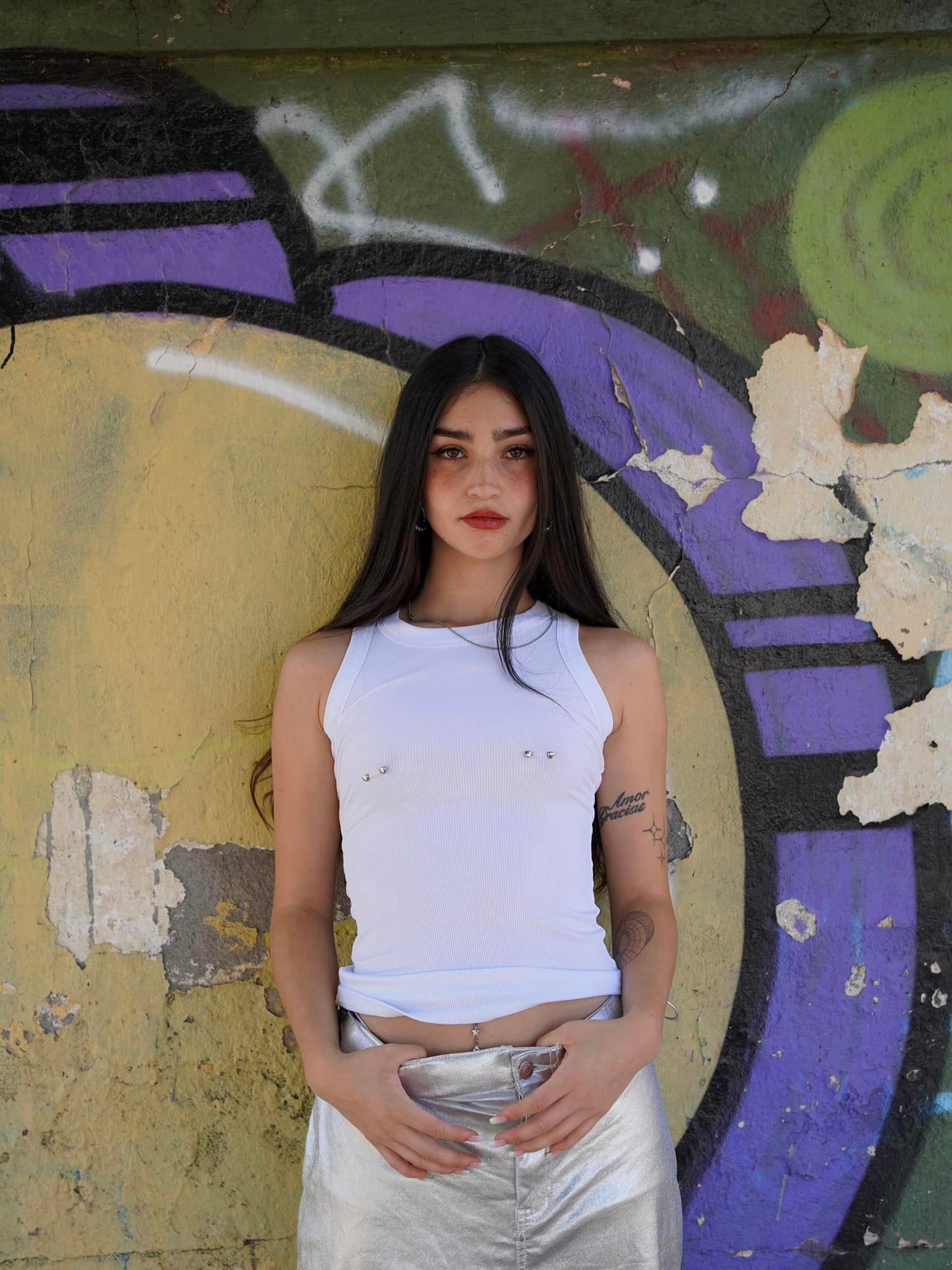 Top blanco piercing corazones