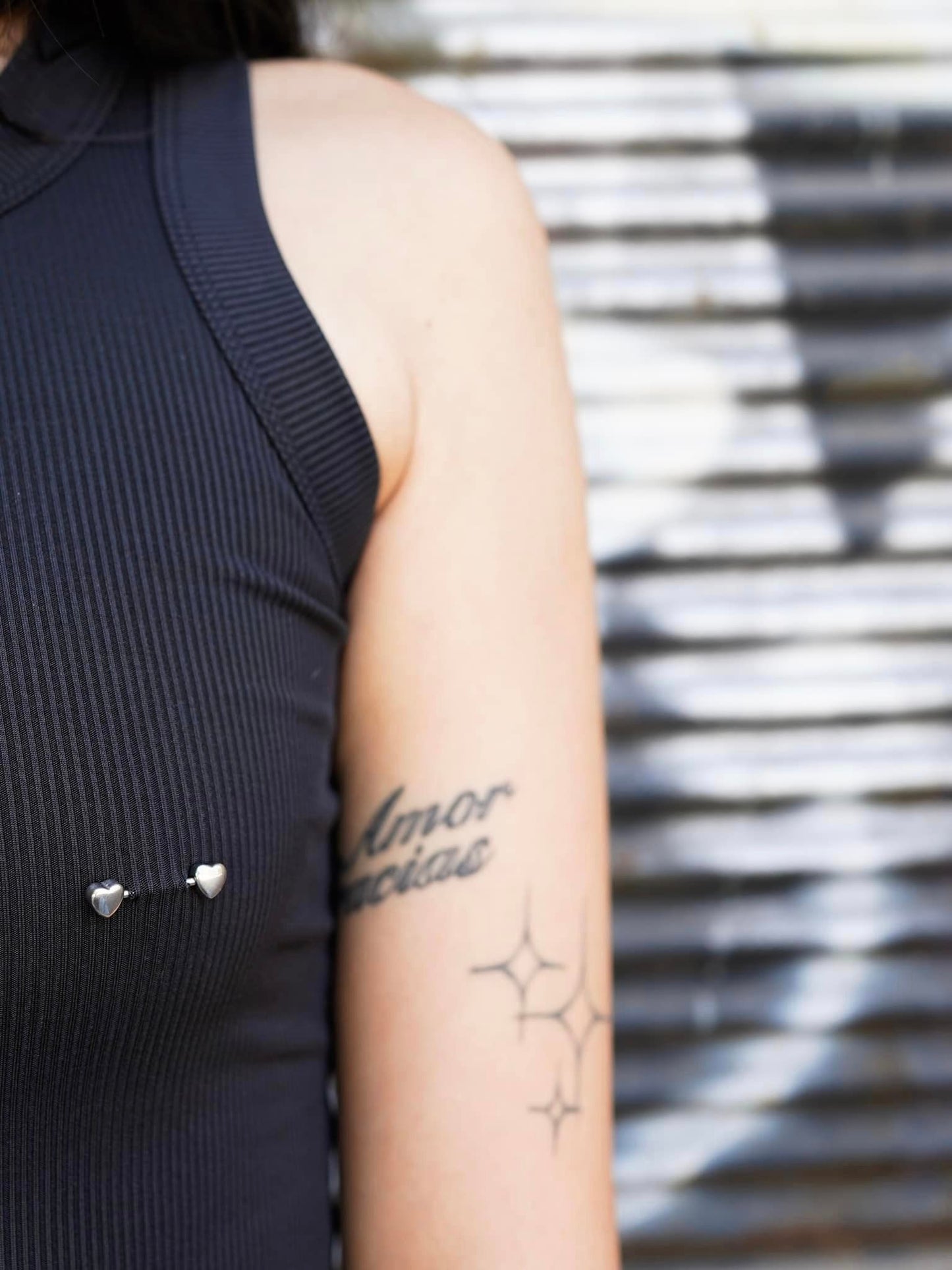 Top negro piercing corazones