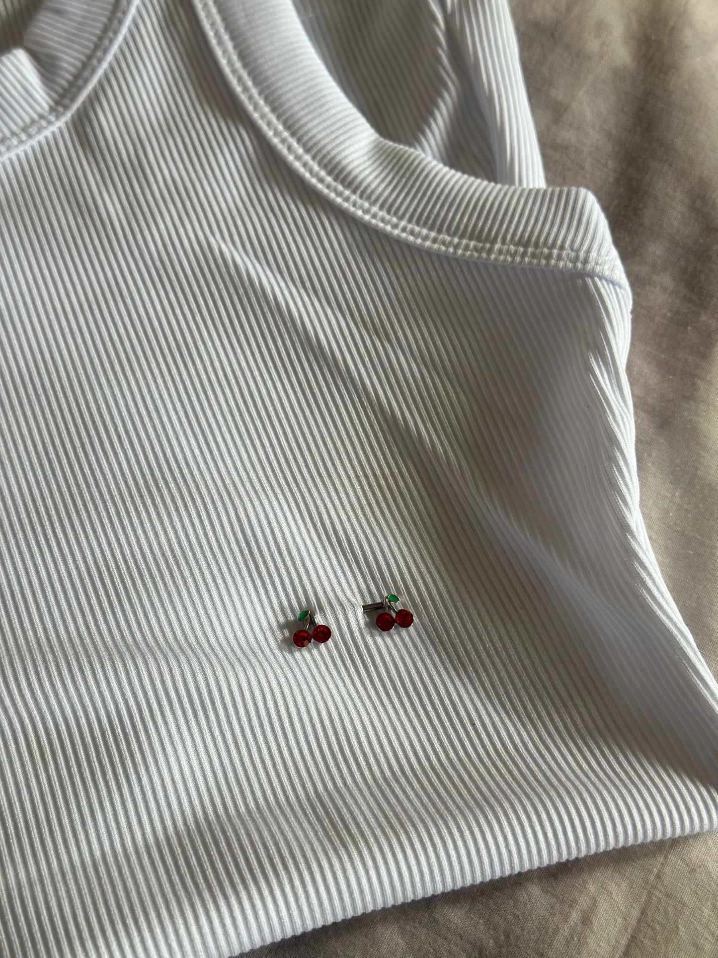 Top blanco piercing guindas 🍒